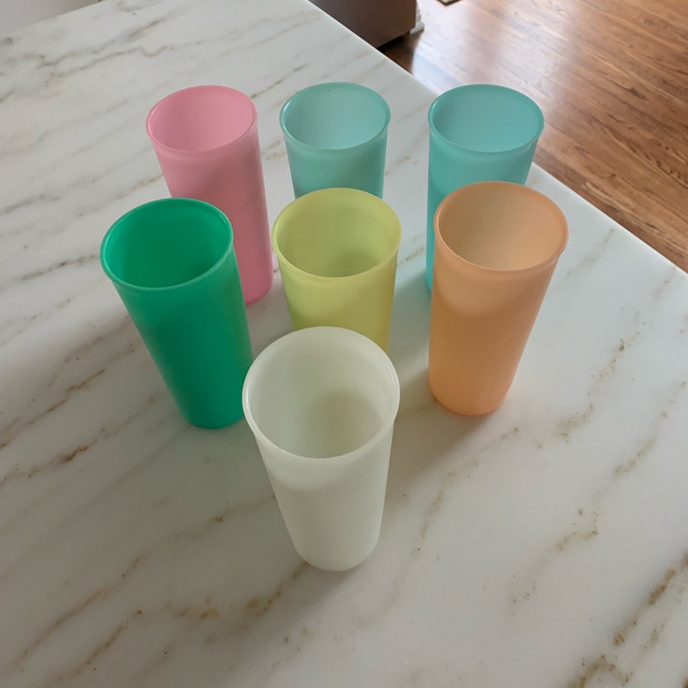 7 Tupperware tumblers w lids